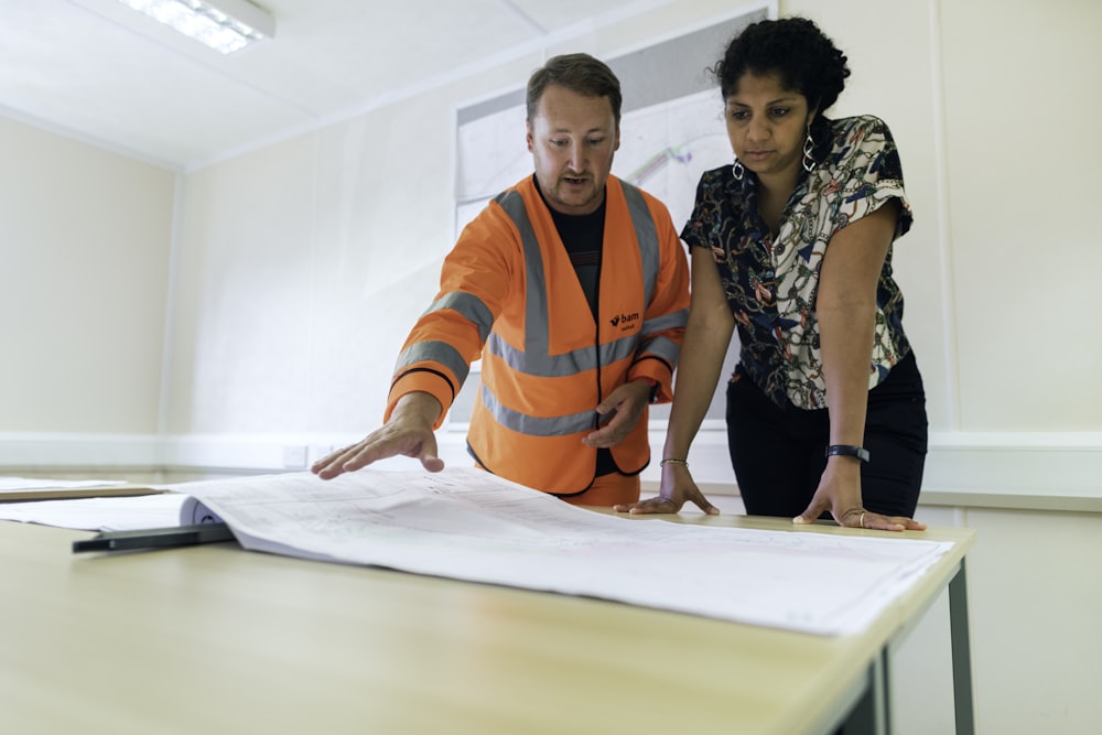 Technicien analysant un plan d'intervention